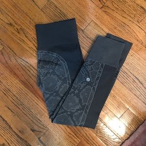 LULULEMON snake skin seamless 7/8 tight